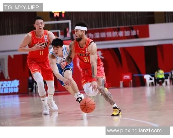 重庆篮球队的比赛经验揭秘：从巨星到团队的成长之路