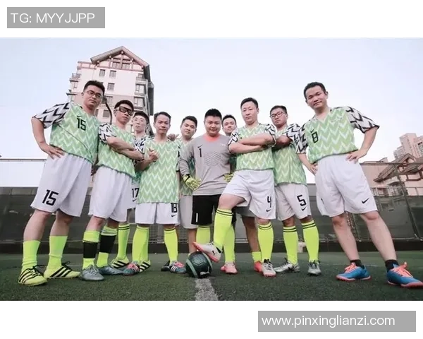 重庆足球队荣登足球团队协作排行榜第一名展现团队精神与默契配合 重庆足球队荣登足球团队协作排行榜第一名展现团队精神与默契配合